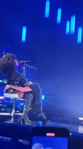 Fan Jumps on Stage… and Every Artist Reacts in Their Own Way#ConcertMoments #FanOnStage #Respect #ArtistReaction #LiveShow