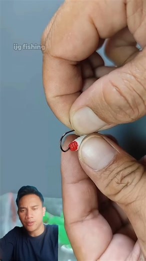 the right way to put worm-shaped bait on a fishing rod #fishing #tricks #fish #fishingvideo