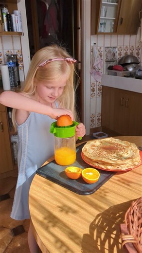 Maya squeezes orange juice herself/Maya squeezes orange juice herself #maya #juice #shorts
