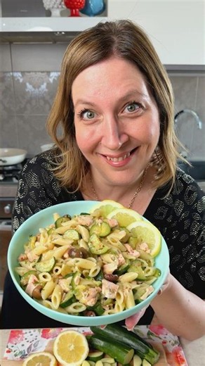 This pasta truly tastes like summer: zucchini, salmon, and a fresh, fragrant sauce! #food