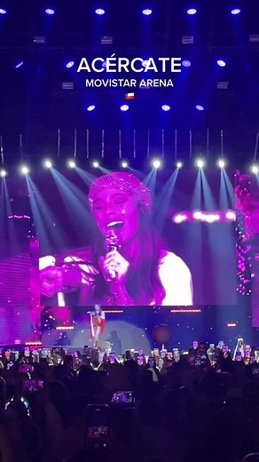 La Magia de Tini en Santiago: Abrazos que Detienen el Tiempo