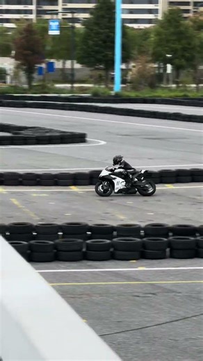 Cold can’t stop my passion for riding 🖤. #motorcycle