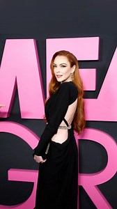 El musical de Chicas Malas se estrenará mundialmente este12 de enero, y los cines en España también formarán parte de esta gran celebración. La premiere en Nueva York, llena de detalles que hacen referencia a la película original, fue todo un acontecimiento. Lindsay Lohan, la icónica Cady Heron, sorprendió a todos al desfilar por el photocall con un elegante vestido negro, reviviendo la nostalgia de hace 20 años. Pero las sorpresas no acabaron ahí. Tina Fey, guionista y actriz de la película ori