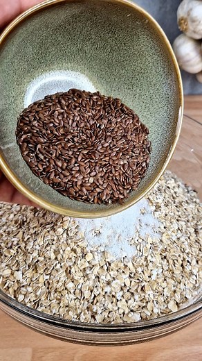 This no-knead bread made with AP flour, oats, pumpkin seeds, sunflower seeds, linseeds, and chia is a perfect blend of taste and health 😍👨‍🍳 This recipe is so easy! You don't even have to knead the dough! Just mix all the ingredients with the spoon, and that's it! I am a bread lover. I just love the smell of freshly baked bread at home🤤 Leave 👋 in the comments if you like the smell of fresh bread too! | Taste Spell