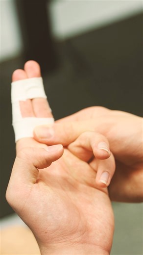 Ihr habt einen verletzten oder überdehnten Finger? Dann ist das Fingertape für Mittel- & Endgelenke mit dem Sporttape classic der PINO GmbH genau das Richtige! 💪 Durch die H-förmige Anlage wird das Gelenk stabilisiert, entlastet und der Schmerz kann weniger stark empfunden werden – ideal für Basketball, Sport und den Alltag! 🖐🏼 🔥 Wichtig: Immer den verletzten Finger mit dem benachbarten, größeren Finger tapen, um zusätzliche Stabilität zu bekommen! Schützt, unterstützt & bringt dich schnelle