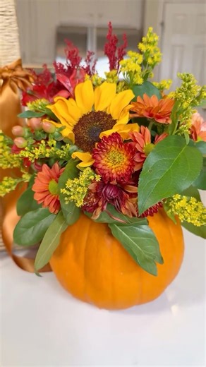 Pumpkin Floral Arrangement Gift Basket 🧡🍂 October always inspires me to get creative — and this little DIY might be my favorite yet. I used a real pumpkin as the base for a fresh floral arrangement — securing a soaked floral foam block right on top of the stem before adding layers of seasonal blooms in warm, harvest tones. 🍂 Wrap it in cellophane and tuck it into a basket with cozy fall touches — a tea towel, a favorite bottle of wine, or a fall-scented soap — or simply gift the pumpkin arran