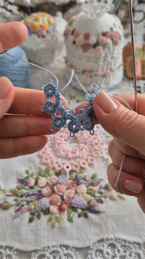 Basic tatting needle lace:From thread to lovely 3D floral sculptures. Beyong the basic stitch. Art.