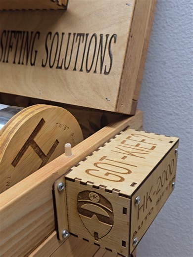 Meet the infamous HK-2000-6 screen KIEF BOX with Vibration! The World Largest Kiefbox! HandMade in America and shipped Worldwide! #iamhashman #mysifter #happy #ftpシ #trichomes