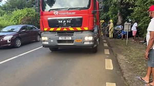 164K views · 4.8K reactions | Live de RMP- Accident Selon les témoins sur place, un véhicule avec deux adultes, et deux enfants, aurait percuté un autre véhicule et l’un des enfants aurait été projeté hors de la voiture. Les passagers, ainsi que le contrôleur du bus ont été transportés d’urgence à l’hôpital. | Radio Mo Pep - Info Libre | Facebook