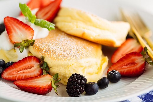 Fluffy Japanese Soufflé Pancakes (Video) スフレパンケーキ