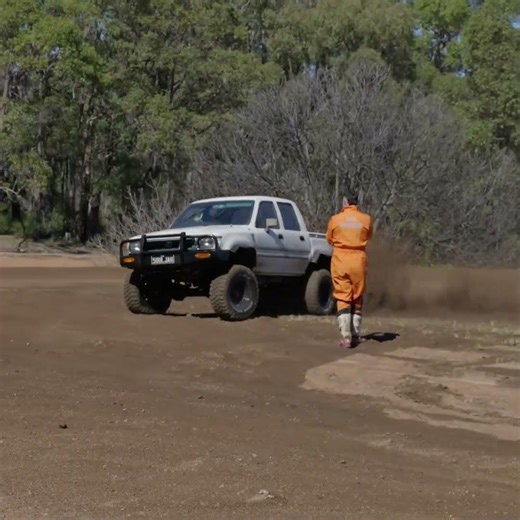 Supercharged Hilux Blasting Dirt (Turn Sound Up)