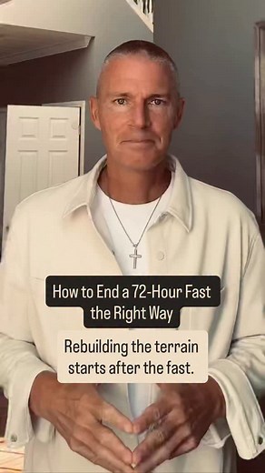 🔥How to Properly End a 72-Hour Water Fast Most people think the fast ends when they eat. It doesn’t. That first meal determines if your body keeps healing… or crashes. Here’s how to refeed the terrain way 👇 🥣 Step 1: Bone Broth — rich in glycine, minerals, and electrolytes to gently wake digestion. 🥬 Step 2: Fermented Foods — sauerkraut or kimchi restore gut bacteria and support bile flow. 🌱 Step 3: Broccoli Sprouts & Greens — reactivate Nrf2 detox pathways and feed mitochondria. 🫒 Step 4: