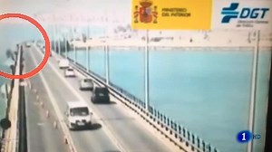 Un camión cae al mar y su conductor logra salir por la ventanilla bajo el agua