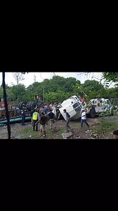 89K views · 773 reactions | Asi rescataron al conductor del trailer que volcó en la curva del diablo dentro del municipio de Tuzantán, luego de que quedara prensado dentro de la cabina. 04/05/25 | ¿Que ocurrió aquí? | Facebook