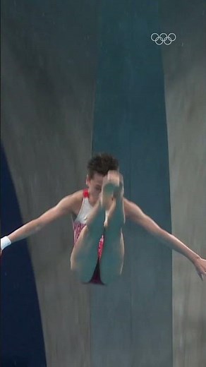 At #Tokyo2020 , Quan Hongchan's gets two perfect scores in the women's 10m platform. 🥇