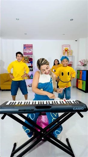 Tocaba el piano… y pasaba esto detrás 😳 #santi #funny #shorts
