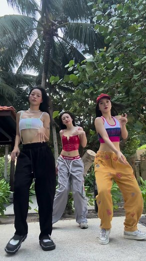 Tammy ♎️ on Instagram: "Trái: đại diện vn giao lưu quốc tế . Phải: giáo viên dạy routine. Ở giữa áp lực quá 😅 #Tammy #Bunny #Chuối"