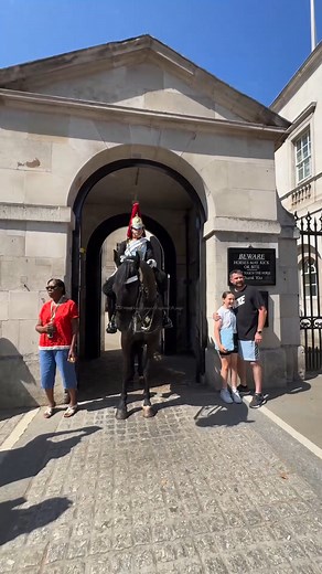 “Adventure Awaits: Tourists Push Boundaries at Horse Guards! 😄🌞📍 Location: Horse Guards, London 📅 Filmed on: August 11, 2025 🌡️ Weather: 26°C #HorseGuards #LondonAdventures #ExploreMore #SunnyDays #TravelJoy” | Bob & Berts Dumfries