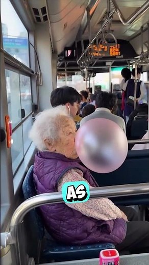 This Grandma Blows the Biggest Bubble Gum Ever 😳 (@mz_aiiiii/IG)