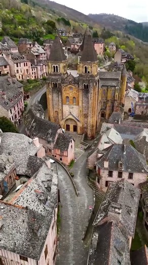 Conques: How is this place still standing🏰🇫🇷