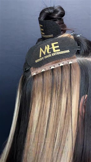 💕Butterfly weft 💕 The most easy way for hair extensions 1️⃣No heat | No glue | No sew 2️⃣Cut free without shedding problem 3️⃣Narrow on the top to be invisible 💕Our factory is wholesale price with high quality 💕 👉🏻More installation methods 🔗click the link in our bio👉🏻👉🏻 🪄Support customized order #hairextensions #hairtutorial #humanhair #weftextensions #salon