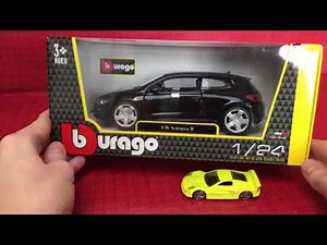 Déballage d'une voiture miniature noire et d'un feu tricolore