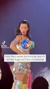 Fans haben große Angst um Katy Perrys Gesundheitszustand. Die Sängerin ist aktuell in Las Vegas und performt dort ihre „Play“-Shows. Bei ihrem letzten Auftritt wurde die 38-Jährige dabei gefilmt, wie sie Schwierigkeiten hat, ihr rechtes Auge zu öffnen. In dem Video, das auf TikTok schon über 19 Millionen Aufrufe hat, schließt sich das eine Auge immer wieder, während das andere sich normal bewegt. Sie tippt sich mehrmals gegen die rechte Schläfe, um es wieder zu öffnen. Nach mehreren Versuchen be