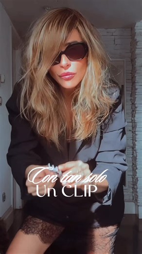 Susana Moreno / Blogger Moda on Instagram: "La magia de un clip. 🎀 A veces solo necesitas un accesorio para cambiar por completo tu look. ¿Te animas a probarlo? 😜 #tipspelo #beautytips #influencerzaragoza #lookdehoy"