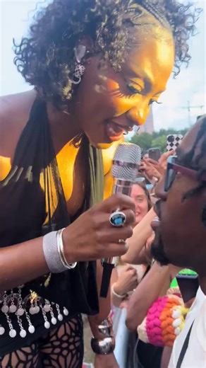 Nah this 22-year-old really shot his shot at Tems 😭 “I like older women”