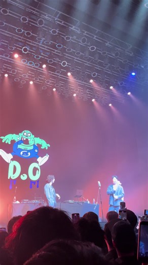 ニューヨーク×D.O Part3 なかなか奏でないくだり５回くらいやってニューヨーク困ってたしキレてる客もいたw たしかに深夜2時にこれは永遠に感じた しかも結局悪党の詩、歌わずにD.O帰った、、、 客が聞かされたのは悪党の詩ではなく、D.Oが夏にビーチでカツオノエボシに刺されて死にかけたけど、ホテルの従業員はD.Oって分かってたから薬物で死にかけてるんじゃないかって気を利かせて救急車を呼ばなかった、ODさんって呼ばれた、とかいうメチャクチャなﾊﾅｼ #stillmorebounce #ニューヨーク #練馬ザファカー #悪党の詩 #藤井健太郎