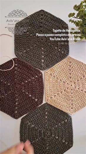 Aviv'ana Ateliê | Ana Claudia Simão on Instagram: "Aula completa chegando! Neste reels mostro um aperitivo — na videoaula você aprende: receita do hexágono, variações de cor, como unir e costurar sem deixar falhas e o acabamento que deixa o tapete profissional. Em breve no YouTube — canal Aviv'ana Ateliê (link no perfil). Salve para não perder, compartilhe com quem ama crochê e ative o sininho no canal! 🔔"