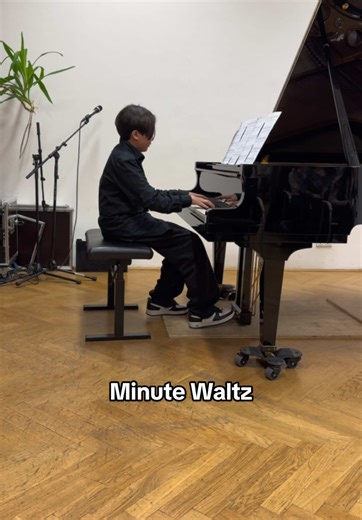 Explore Chopin's Minute Waltz: A Piano Masterpiece