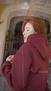 Một option đẹp mê của chị em mùa lạnh 💙 Set nỉ mũ kéo khóa thiết kế vừa vặn, không ôm sát nhưng vẫn cực tôn dáng; form gọn gàng giúp tổng thể nhìn thon và cao hơn. Gam đỏ trầm sang – nổi bật vừa đủ, tôn da và dễ phối. Mặc đi chơi, dạo phố hay ở nhà đều gọn gàng, thoải mái mà vẫn có gu. ⸻ MeiT – Tinh tế trong từng lựa chọn 📞 090 4573 366 #MeiTMode #SetNiMeiT #TetStyle #WinterColorDots | MeiT Mode