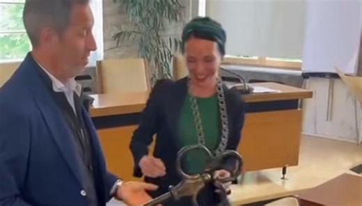Sindaca di Merano Katharina Zeller risponde alle critiche dopo il no alla fascia tricolore: "Ho ragione io"