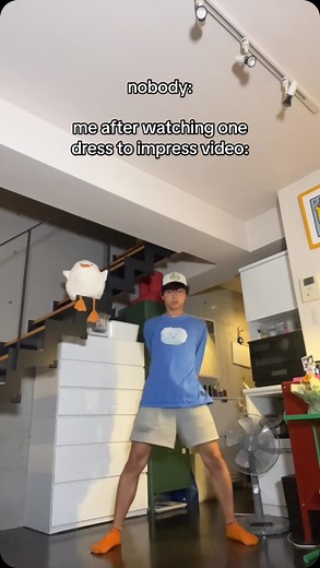 Stewie Fukase on Instagram: "pose twenty-ATE 😍 i kinda wanna try playing it too omg?? what’s ur favorite pose lmao . #roblox #robloxmemes #dresstoimpress #pose28 #explore"