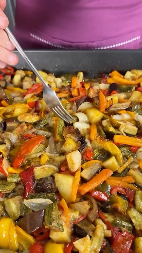 Antonietta Polcaro | Food Blogger🇮🇹 on Instagram: "🥕🍆 Verdure gratinate al forno: il contorno sano, colorato e profumatissimo che sta bene con tutto! Un mix di verdure estive, croccanti fuori e morbide dentro, perfette da servire calde, fredde, o da congelare per averle sempre pronte! 💚 Ideali come contorno, ma anche per arricchire primi piatti, quiche, insalate… o semplicemente da gustare così! Ingredienti👇🏻 📌 1 peperone 📌 2 patate 📌 4 carote 📌 2 cipolle 📌 3 zucchine 📌 2 melanzane