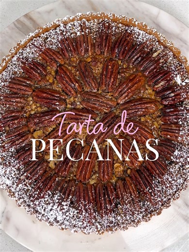 TARTA DE PECANAS (Receta) ​¡Guarda este post ahora mismo para tener la receta siempre a mano! 👇 ​Hoy te enseño el paso a paso de esta joya: una combinación perfecta de masa crocante, relleno suave y un meloso que te va a obsesionar. 🤤 ​📝 INGREDIENTES (1 molde de 24 cm) ​Para la Masa Sablé: • ​125g Harina • ​25g Almendras en polvo o si no tienes reemplaza por la misma cantidad de harina • ​1pizca de Sal • ​1/2 unidad de huevo (25 gr) • ​70g Mantequilla sin sal • ​40g Azúcar en polvo ​Crema de 