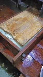 江南人家，过年做油豆腐铁打不动的习俗。记忆里小年一过，家家户户开始忙着做豆腐， 做豆腐的流程费时费力。就因为是件不简单的事也只有逢年过节或娶亲嫁女时候才会提上日程。 能帮老妈做腐大概十多岁，回忆起来心有余悸，晒干的黑豆，首先用石磨脱皮，石磨这种家什使用频率不高，但又不可缺。家底条件好每家一台，没有的家庭只能去别人家借用，也是稀松平常