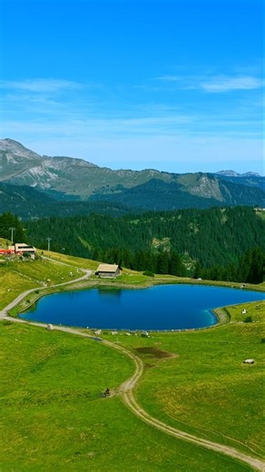 Une émeraude au creux des montagnes...
