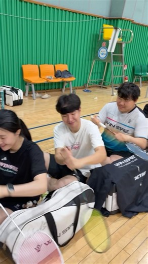 윈자이어 입고 노젓는 흑요석 선원들