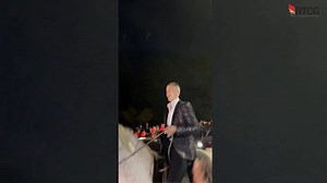 U toku su proslave maturske večeri, tako noćima svjedočimo slikama kao iz Holivuda. 👗💎 No, pažnju javnosti definitivno je privukao maturant JU Srednja ekonomska škola "Mirko Vešović" iz Podgorice, koji je za dolazak na proslavu maturske večeri odabrao nesvakidašnji prevoz - dojahao je na konju. 🐎 #podgorica #crnagora #matura | RTCG