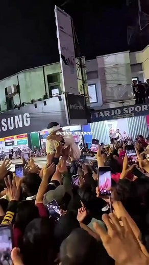 Cinta selalu memberi kita bahagia
