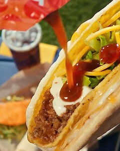 Escuchá ese Crunch 🤤 y sumale el saucy y cheesy porque en el Deluxe Box viene TOOODO por solo ₡3.950 😮‍💨 | Taco Bell Costa Rica