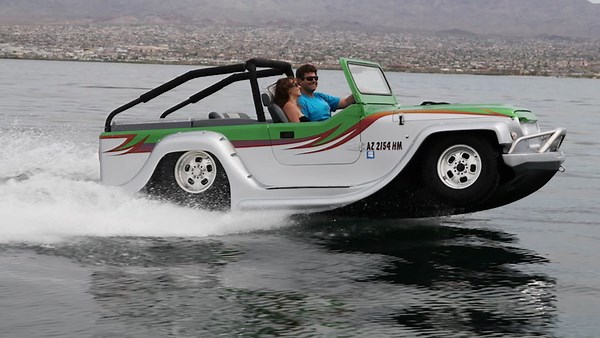 Amphibious Car Hits Speeds Of 45 mph On Water