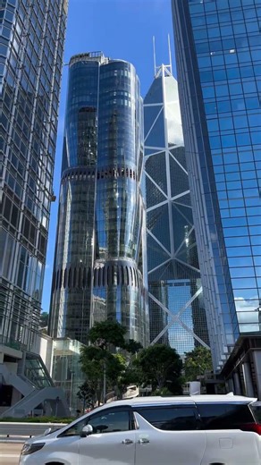 Zaha Hadid设计的恒基大厦与贝律铭设计的中银大厦 这就是曲线女神与几何大师的碰撞吗？#hongkong #地标建筑 #粤港澳大湾区 #中环 #摩天大楼