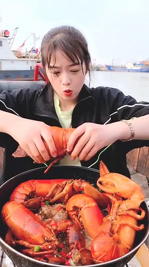 972K views · 4.5K reactions | She eats big lobster food #reelsfb #cooking #explorepage #reels #seafood #spicy #lobster #yummy #usareels #food #foodie | Log Home Tips | Facebook