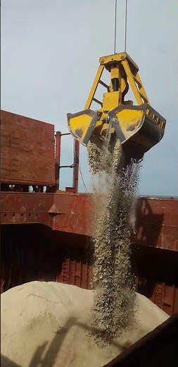 Sand loading for bulk carrier| bulk carrier loading using grab |cargo hold loading|Ship loading sand