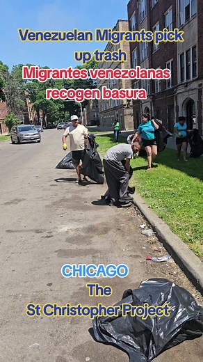 Venezuelan Migrants Clean Trash in Chicago