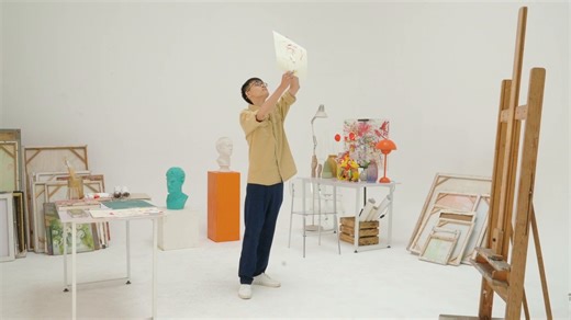 ‘Qua Tĩnh Lặng’ là sự tiếp nối của nghệ sĩ trong việc khám phá các dạng không gian thay thế. “Đó là ngưỡng cửa của tầm mắt - chào đón người xem về một không gian quen thuộc, gợi nhớ về một thời bình yên từng có. Bức tranh là một đoạn hồi ký và khám phá ký ức của một người không có khả năng tự vệ trước thời gian, nhưng vẫn đang cố đàm phán với thời gian – bằng việc làm chậm mình.” – Nghệ sĩ Lâm Phối Dung chia sẻ về tác phẩm của mình. Tác phẩm ‘Qua Tĩnh Lặng’ (Through Tranquility) - Giải vàng, Hạn