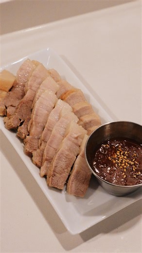 譚杏藍 ʜᴀɴᴀ ᴛᴀᴍ on Instagram: "一條豬腩肉，幾個朋友或一家人一齊share，其實不胖(安慰自己😀) 簡單到，只要你有切菜技能加一個煲，1小時就能夠完成的白切肉 完成端上菜，男友都會覺得很厲害的菜 本人喜歡用來做下酒菜 但吃完記得要做運動 #哈娜煮什麼 白切肉 材料: 豬五花腩一條 洋蔥一個 青蔥幾棵 胡椒粒十幾粒 乾辣椒兩條 紅糖兩匙羹 鹽兩匙羹 米酒50 mL 1.豬腩肉條洗乾淨 2.洋蔥切塊，燒滾開水 3.把所有材料通通放進去 4.開蓋狀態中火煮40分鐘 5.到最後收小火蓋煲蓋10分鐘 6.豬腩肉條取出，切片 7.擺靚靚，完成 P.s.煮完豬腩肉的水，隔渣後可以用來煮湯，放大醬辣椒醬或者豆豉醬，再放喜歡的料進去煲一煲就可以加餸 大家試試做吧"